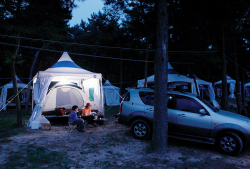 우전해수욕장 인근 솔숲에서는 캠핑을 즐길 수 있다.
