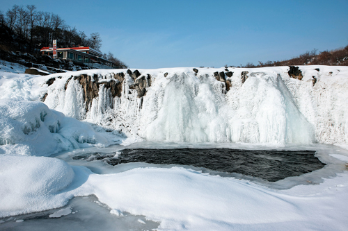 ‘한국의 나이아가라’라고 불리는 직탕폭포의 겨울 풍경.