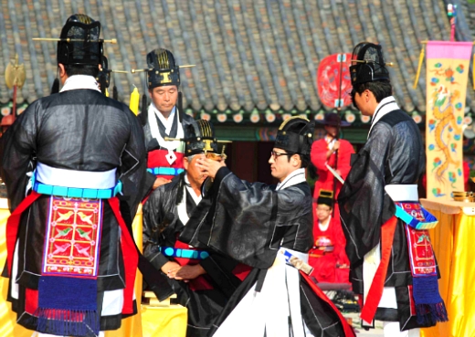 11일 오후 경복궁 근정전에서 열린 외규장각 의궤 귀환 환영행사에 헌관으로 참석한 정병국 문화체육관광부 장관이 고유제에서 헌작하고 있다.