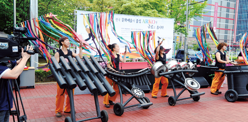 정부의 지원이 확대되고 민간의 관심이 높아지면서 사회적기업이 빠르게 늘고 있다. 정부는 이들이 지속가능한 경영을 할 수 있도록 다각적인 지원책을 추진하고 있다. 사진은 문화서비스 사회적기업인 ‘노리단’의 공연 모습.