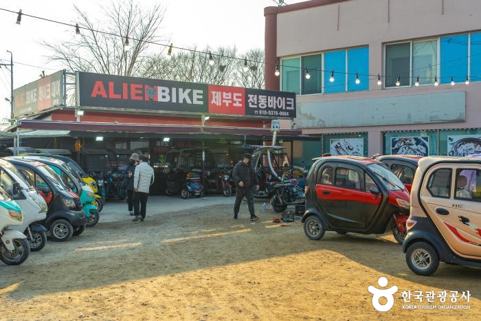 제부 승강장 인근에 위치한 전동 바이크 대여점 - ⓒ한국관광공사