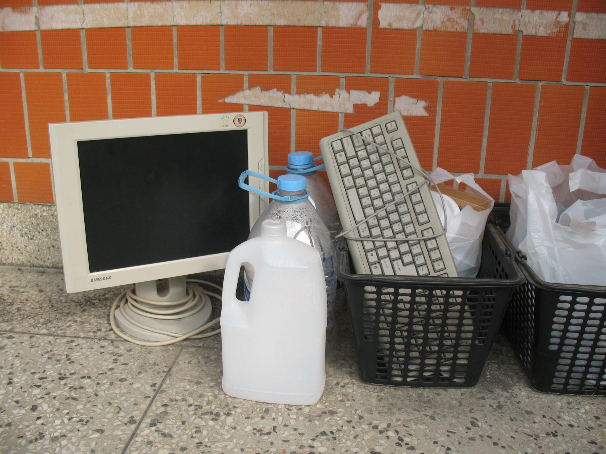 컴퓨터 모니터의 경우 소형가전제품 무료수거의 대상이 되고 키보드는 플라스틱으로 분류하면 된다. 