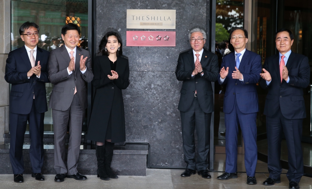 7일 서울 중구 동호로 호텔신라에서 국내 최초 5성급  호텔 선정 행사가 열렸다. 이날 김종덕 문화체육관광부 장관, 이부진 호텔신라 사장, 김영호 한국관광공사 사장직무대행 등 주요 내빈들이 현판식 행사를 마친 뒤에 기념촬영을 하고 있다. 
왼쪽부터 한인규 호텔신라 부사장, 최창식 서울 중구청장, 이부진 호텔신라 사장, 김종덕 문화체육관광부 장관, 김영호 한국관광공사 사장 직무대행, 유용종 한국관광호텔업협회 회장.
