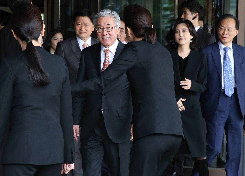  7일 서울 중구 동호로 호텔신라에서 국내 최초 5성급 호텔 선정 행사가 열렸다. 이날 참석한 김종덕 문화체육관광부 장관이 이부진 호텔신라 사장 등 주요 내빈들과 행사장으로 이동하고 있다.