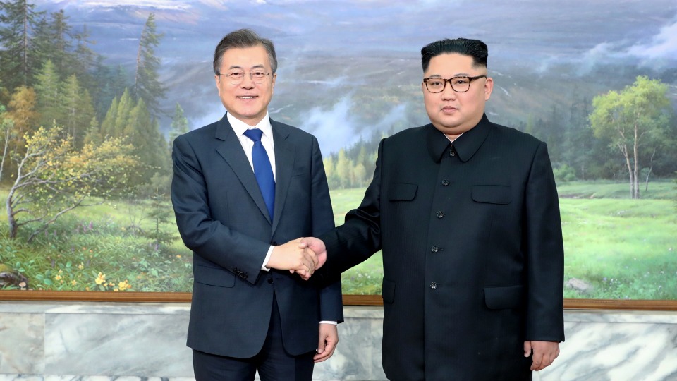 문재인 대통령과 김정은 북한 국무위원장이 지난 26일 오후 판문점 북측 통일각에서 정상회담을 하기 앞서 기념촬영을 하고 있다.