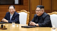 문재인 대통령과 김정은 북한 국무위원장이 지난 26일 오후 판문점 북측 통일각에서 제2차 남북정상회담을 하고 있다.