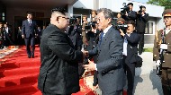 문재인 대통령과 김정은 북한 국무위원장이 지난 26일 오후 판문점 북측 통일각에서 열린 남북정상회담을 마친 뒤 인사를 나누고 있다.