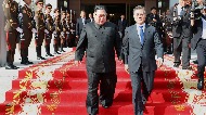 문재인 대통령과 김정은 북한 국무위원장이 지난 26일 오후 판문점 북측 통일각에서 열린 남북정상회담을 마친 뒤 함께 나오고 있다. 