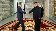 문재인 대통령과 김정은 북한 국무위원장이 26일 오후 판문점 북측 통일각에서 정상회담을 하기 앞서 악수하고 있다. 