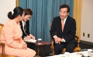일본을 방문중인 이낙연 국무총리가 24일 뉴오타니 호텔에서 쓰치야 시나코 중의원을 접견, 인사 및 환담을 나누고 있다. 