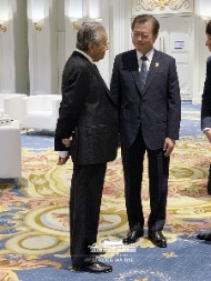 문재인 대통령과 마하티르 모하맛 말레이시아 총리가 3일(현지시간) 태국 노보텔 방콕 임팩트에서 열린 아세안 관련 정상회의 갈라만찬에 참석해 대화를 하고 있다.