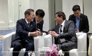 문재인 대통령과 로드리고 두테르테 필리핀 대통령이 3일(현지시간) 태국 노보텔 방콕 임팩트에서 열린 아세안 관련 정상회의 갈라만찬에 참석해 대화를 하고 있다.