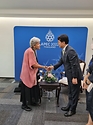 조주현 중소벤처기업부 차관이 9일(현지시간) 태국 푸켓에서 열린 ‘제28차 아시아태평양경제협력체(APEC) 중소기업 장관회의’에 참석해 마리사 라고 미국 상무부 차관과 악수를 하고 있다.