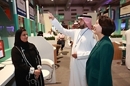 이영 중소벤처기업부 장관이 9일(현지시간) 사우디아라비아 리야드에서 열린 ‘Biban 2023’에서 개막식 행사를 둘러보고 있다.
