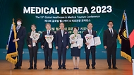 박민수 보건복지부 2차관이 23일 서울 강남구 코엑스에서 열린 ‘메디컬 코리아(Medical Korea) 2023’ 개막식에서 의료 해외 진출 및 외국인 환자 유치 분야 유공자 포상을 수여한 후 기념촬영을 하고 있다.