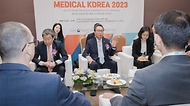 박민수 보건복지부 2차관이 23일 서울 강남구 코엑스에서 열린 ‘메디컬 코리아(Medical Korea) 2023’ 개막식에 앞서 진행한 관계자들과의 간담회에서 발언하고 있다.