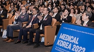 박민수 보건복지부 2차관이 23일 서울 강남구 코엑스에서 열린 ‘메디컬 코리아(Medical Korea) 2023’ 개막식에서 박수치고 있다.