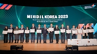 박민수 보건복지부 2차관이 23일 서울 강남구 코엑스에서 열린 ‘메디컬 코리아(Medical Korea) 2023’ 개막식에서 의료 해외 진출 및 외국인 환자 유치 분야 유공자 포상을 수여한 후 기념촬영을 하고 있다.