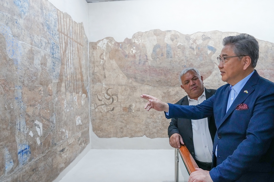 박진 외교부 장관이 2일(현지시간) 우즈베키스탄 사마르칸트 아프로시압 박물관을 방문해 전시를 관람하고 있다.