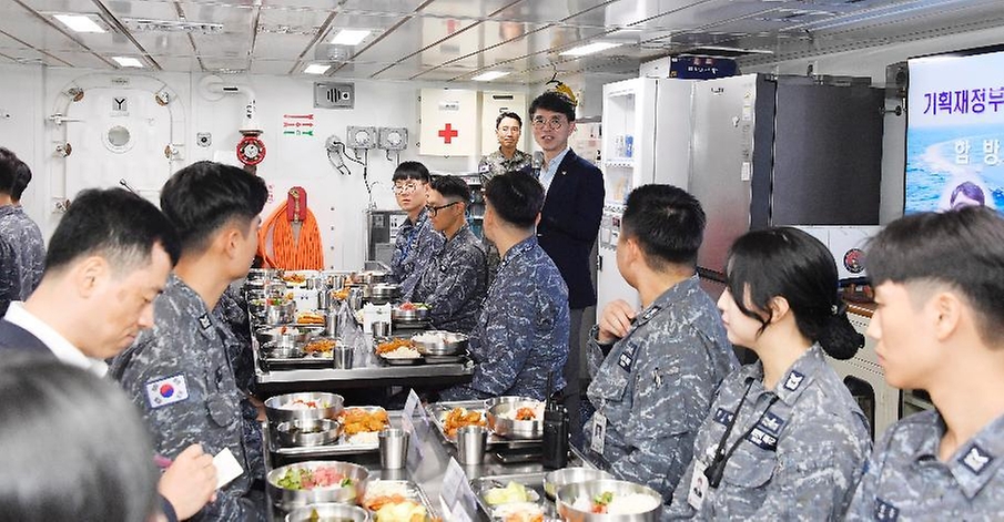 김완섭 기획재정부 차관이 21일 강원 동해시 해군 제1함대를 방문해 함정 내 식당에서 병사들과 인사하고 있다.