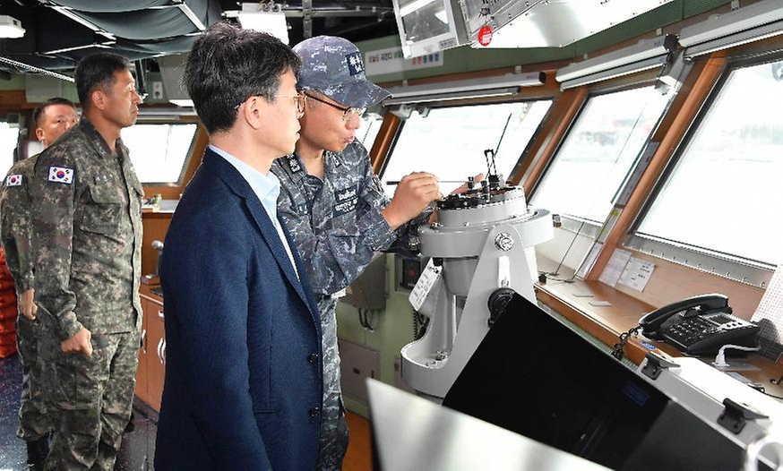 김완섭 기획재정부 차관이 21일 강원 동해시 해군 제1함대를 방문해 관계자로부터 부대현황 및 함정 설명을 듣고 있다.