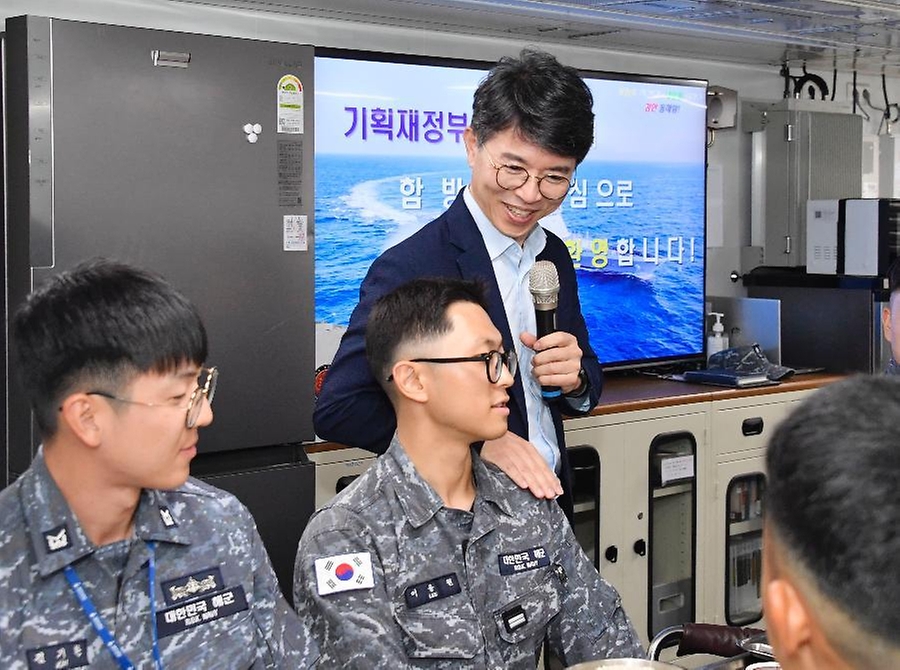 김완섭 기획재정부 차관이 21일 강원 동해시 해군 제1함대를 방문해 병사들을 격려하고 있다.