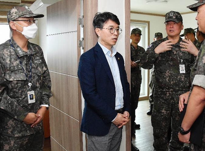 김완섭 기획재정부 차관이 21일 강원 동해시 해군 제1함대를 방문해 관계자들과 대화하고 있다.