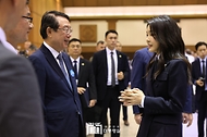 김건희 여사가 26일 경기 성남시 서울공항에서 열린 ‘제75주년 국군의 날 경축연’에서 참석자와 대화하고 있다.