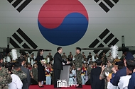 윤석열 대통령이 26일 경기 성남시 서울공항에서 열린 ‘제75주년 국군의 날 기념식 참여 장병 격려행사’에서 장병 대표에게 손목시계를 선물하고 있다.