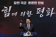 윤석열 대통령이 26일 경기 성남시 서울공항에서 열린 ‘제75주년 국군의 날 경축연’에서 건배 제의하고 있다.