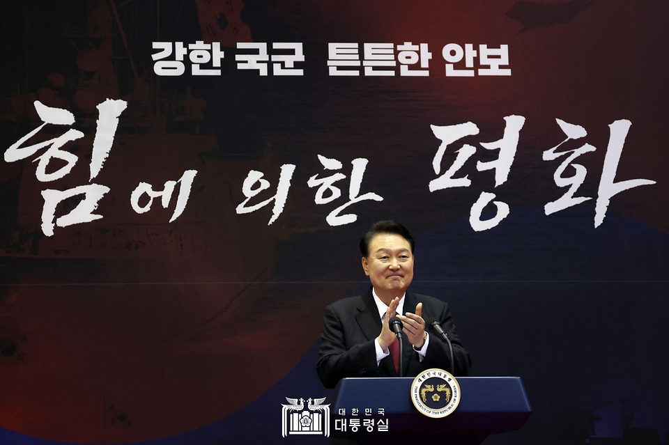 윤석열 대통령이 26일 경기 성남시 서울공항에서 열린 ‘제75주년 국군의 날 경축연’에서 박수를 치고 있다.