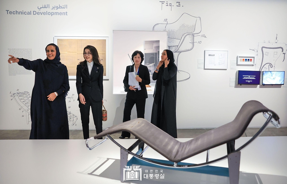 김건희 여사가 25일(현지시간) 카타르 도하 M7 미술관을 방문해 알 마야사 카타르 공주와 전시를 관람하고 있다.