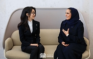 김건희 여사가 25일(현지시간) 카타르 도하 M7 미술관을 방문해 알 마야사 카타르 공주와 대화하고 있다.