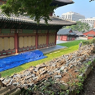 지난 7월 집중호우로 붕괴된 서울 종로구 창덕궁 인정전 배면 담장 모습.