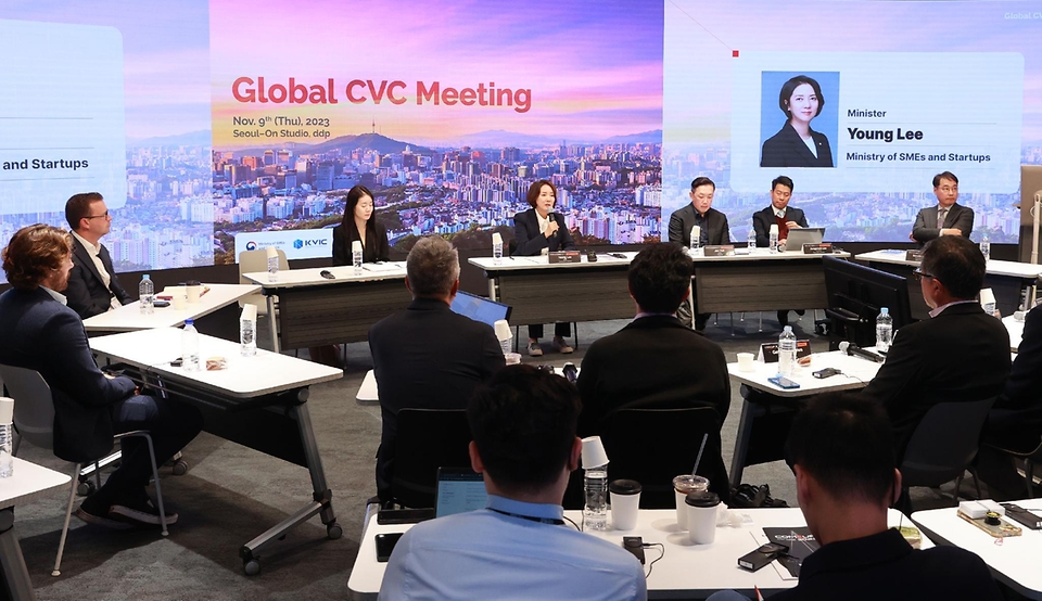 이영 중소벤처기업부 장관이 9일 서울 중구 동대문디자인플라자에서 열린 ‘2023 글로벌 CVC 컨퍼런스’의 글로벌 CVC(Corporate Venture Capital, 기업주도형 벤처캐피탈) 간담회에 참석해 발언하고 있다.