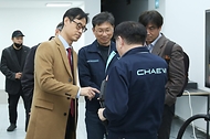 진종욱 산업통상자원부 국가기술표준원장이 14일 전기차충전기 전문업체인 서울 서초구 대영채비를 방문해 관계자의 설명을 들으며 회사 내 주요시설을 둘러보고 있다.