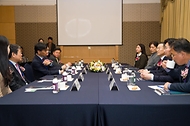 이종호 과학기술정보통신부 장관이 20일 서울 강남구 삼정호텔에서 열린 ‘2023 해외우수연구기관 국제공동연구 심포지엄’에 앞서 주요 참석자들과 차담회를 하고 있다.