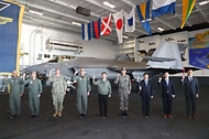 신원식 국방부 장관이 22일 부산 남구 해군 부산작전기지에 입항한 미국 제1항모강습단의 칼빈슨함을 방문해 제1항모강습단장 카를로스 사르디엘로(Carlos Sardiello) 준장 및 한미 국방 주요 직위자들과 기념촬영을 하고 있다.