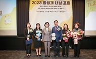 지영미 질병관리청장이 22일 서울 중구 코트야드 메리어트 서울에서 열린 ‘2023 항생제 내성 포럼’에서 수상자들과 기념촬영을 하고 있다.