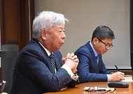 진리췬(Jin Liqun) 아시아인프라투자은행(AIIB) 총재가 27일 서울 영등포구 한국수출입은행에서 추경호 부총리 겸 기획재정부 장관과 면담하고 있다.
