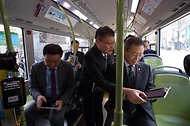 이종호 과학기술정보통신부 장관이 5일 오전 서울 종로구 국립고궁박물관에서 열린 ‘시내버스 와이파이 5G 서비스 완전 개통 행사’에서 시내버스에 탑승해 공공와이파이를 이용하고 있다.
