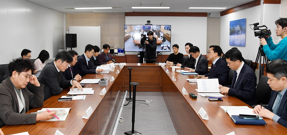 김병환 기획재정부 차관이 16일 서울 종로구 정부서울청사에서 열린 ‘제14차 일자리 TF 회의’를 주재하고 있다. 