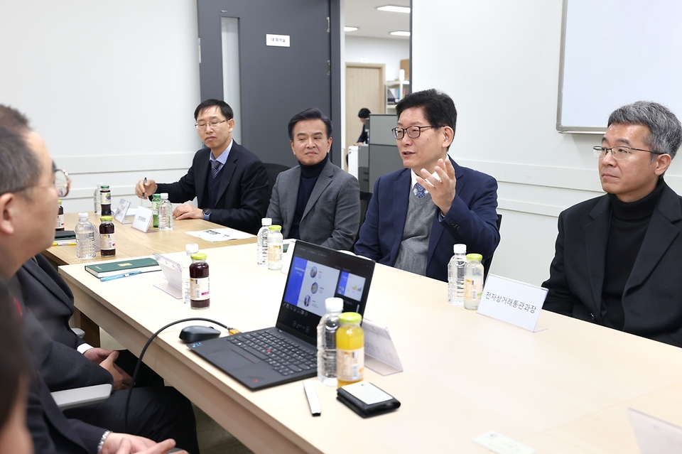고광효 관세청장이 15일 인천 서구에 위치한 전자상거래 수출업체 (주)케이타운포유를 방문해 업체 관계자와 대화를 나누고 있다.