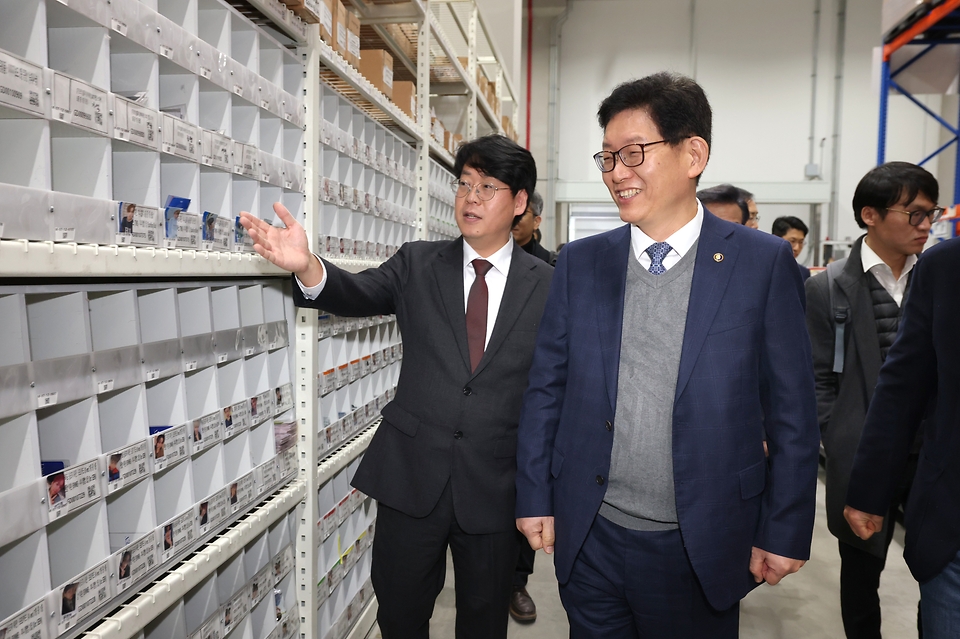 고광효 관세청장이 15일 인천 서구에 위치한 전자상거래 수출업체 (주)케이타운포유를 방문해 수출현장을 살펴보고 있다.