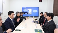 고광효 관세청장이 15일 인천 서구에 위치한 전자상거래 수출업체 (주)케이타운포유를 방문해 업체 관계자와 대화를 나누고 있다.