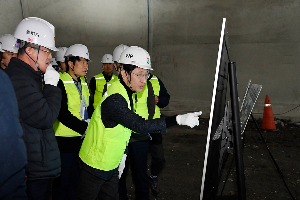 김윤상 기획재정부 차관이 21일 부산 동래구 소재 만덕-센텀 대심도 터널을 방문해 공사 현장을 점검하고 있다.