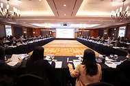 한화진 환경부 장관이 21일 그랜드 인터콘티넨탈 서울 파르나스에서 열린 ‘지속발전기업협의회(KBCSD) CEO 정책간담회’에서 참석자들과 논의하고 있다.