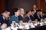 한화진 환경부 장관이 21일 그랜드 인터콘티넨탈 서울 파르나스에서 열린 ‘지속발전기업협의회(KBCSD) CEO 정책간담회’에서 참석자들과 논의하고 있다.