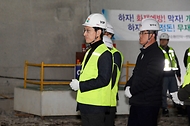 김윤상 기획재정부 차관이 21일 부산 동래구 소재 만덕-센텀 대심도 터널을 방문해 관계자의 설명을 듣고 있다.