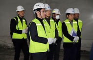 김윤상 기획재정부 차관이 21일 부산 동래구 소재 만덕-센텀 대심도 터널을 방문해 관계자의 설명을 듣고 있다.